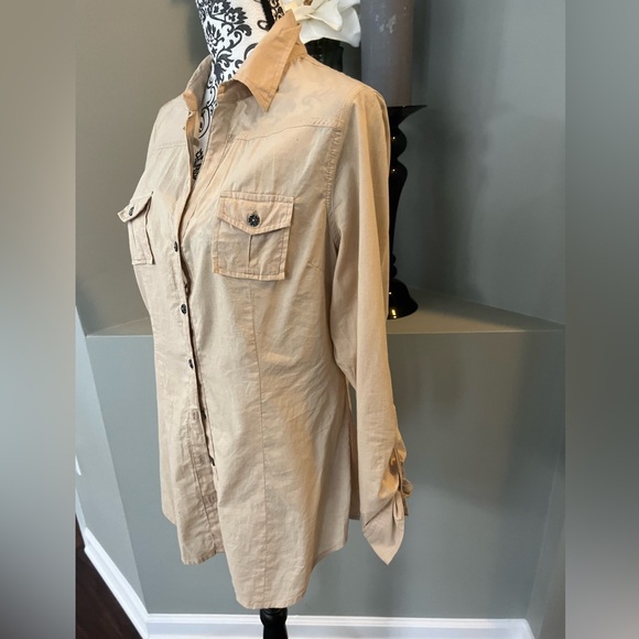 Nine West Jeans size medium tan button down shirt - Picture 4 of 9
